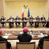 Komisja Wspólna Rządu i Episkopatu Polski postanowiła przyjąć wspólny raport na temat mienia zabranego Kościołowi w czasach PRL oraz oddanego w czasach III RP