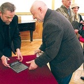   Dr hab. Tadeusz Zych (po lewej) jest pracownikiem naukowym Uniwersytetu Rzeszowskiego, a także prezesem Tarnobrzeskiego Towarzystwa Historycznego