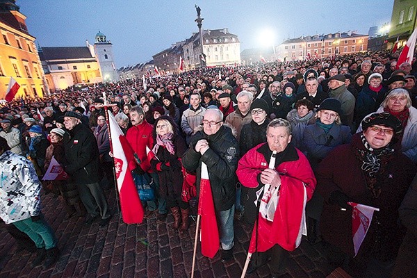  Co najmniej kilkanaście tysięcy osób zgromadzonych na pl. Zamkowym uczestniczyło w Mszy św. transmitowanej z archikatedry