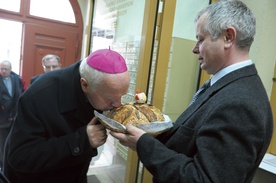 Marek Stadnicki powitał bp. Ignacego po staropolsku: chlebem i solą