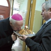 Marek Stadnicki powitał bp. Ignacego po staropolsku: chlebem i solą