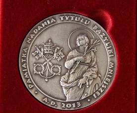 Medal można nabyć w grybowskim sanktuarium 