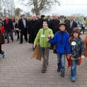 Abp Julian Mario wraz z przyjaciółmi Camino przeszedł z Płonnego do Szafarni