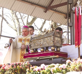 – Jeżeli chcemy naprawdę uczcić św. Wojciecha, pokazujmy jak On Chrystusa Zmartwychwstałego – mówił bp Janiak. Na zdjęciu: okadzenie relikwii świętego