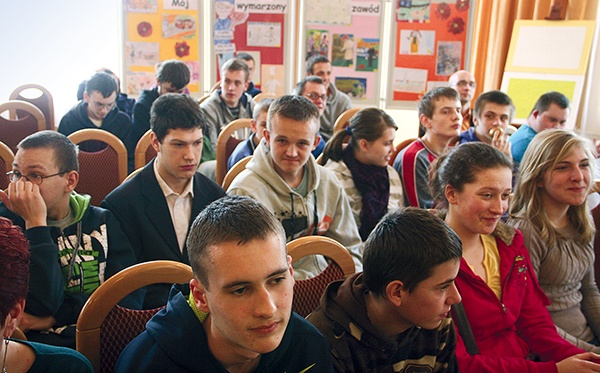 Co roku w Giełdzie Zawodów bierze udział młodzież z ośrodków i szkół dla uczniów upośledzonych intelektualnie. Każde spotkanie przybliża ich do decyzji o wyborze zawodu