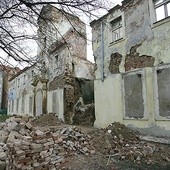 Powiatowy inspektor budowlany nakazał właścicielowi zabezpieczenie i ogrodzenie obiektu. Nie wiadomo, jakie będą jego dalsze losy 