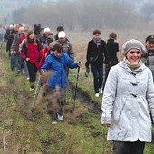  Pielgrzymi maszerują do Piekar Śląskich zagłębiowsko-śląskim odcinkiem Camino