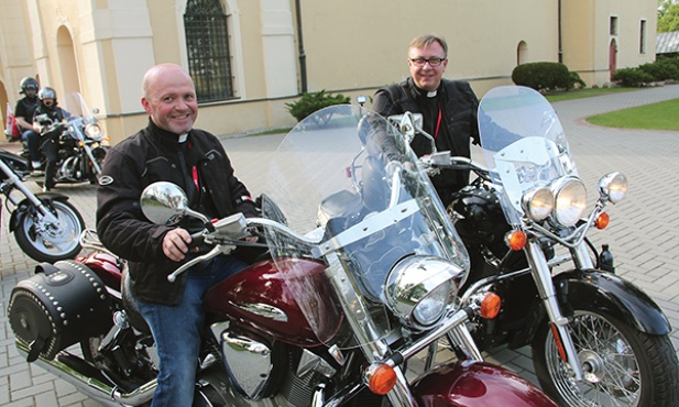 Organizatorzy Diecezjalnej Pielgrzymki Motocyklistów do Rokitna: ks. Jarosław Zagozda (z lewej) i ks. Piotr Franek