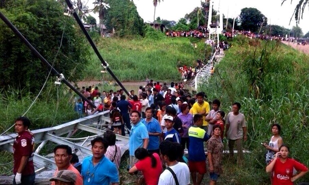 Zatłoczony most runął do rzeki. Są ofiary