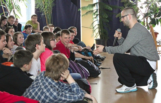  – Chcę was zachęcić do mądrego życia, żeby każdy z was mógł być życiowym bohaterem – wołał do kaczyckich gimnazjalistów Dobromir „Mak” Makowski