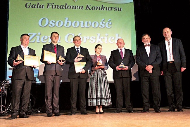 Laureaci tegorocznej gali konkursu „Osobowość Ziem Górskich”  – od lewej: Jan Strachan, Wojciech Ciomborowski, Krzysztof Błecha, Stanisława Trebunia-Staszel, Jan Puchała oraz Antoni Szlagor – burmistrz Żywca i Stanisław Lichosyt – burmistrz Suchej Beskidzkiej