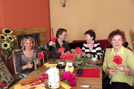  Uwielbiają wycinać i robić kwiaty z bibuły. Od lewej panie: Anna, Grażyna, Wanda i Benigna
