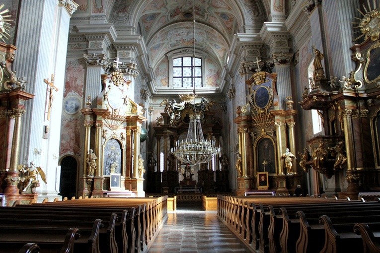 Kościół św. Anny jest jedną z najpiękniejszych, najstarszych i najlepiej odrestaurowanych świątyń warszawskich