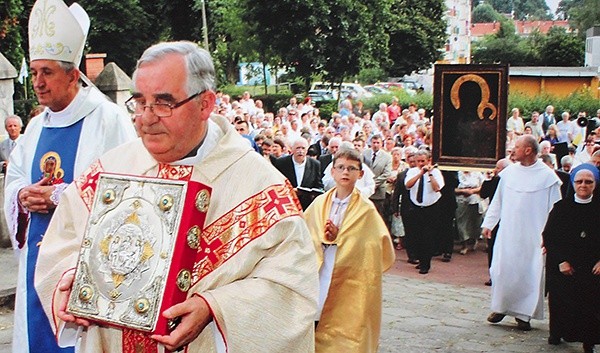  Parafianie w uroczystej procesji wprowadzili do kościoła kopię jasnogórskiego wizerunku Maryi 