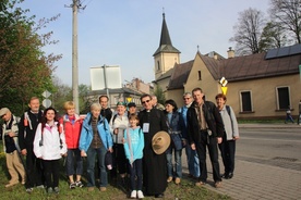 Pielgrzymi przed kościołem św. Jerzego w Cieszynie