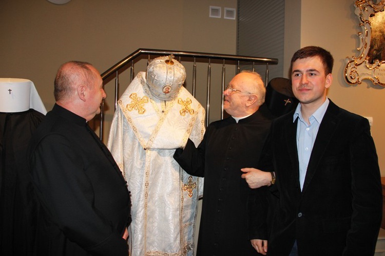 Wystawa strojów duchownych w Łowiczu