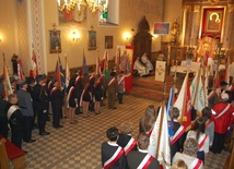 Ołtarz główny w sierpeckiej farze otoczyły delegacje z pocztami sztandarowymi