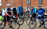 Grupa rowerzystów z Żywca przed Sanktuarium Bożego Miłosierdzia