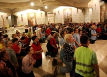 Pielgrzymi w kościele relikwii bł. Jana Pawła II