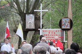 W kameralnym miejscu, na Cichrorajce w Głownie, co roku przed kapliczką św. Stanisława odprawiana jest Msza św.