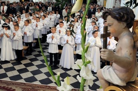 Tegoroczne I-komunijne anioły w parafii pw. św. Bartłomieja w Opocznie