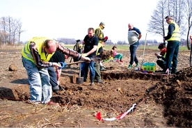  Członkowie Mazowieckiego Stowarzyszenia Historycznego Exploratorzy.pl przy pracach archeologicznych