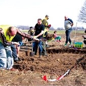  Członkowie Mazowieckiego Stowarzyszenia Historycznego Exploratorzy.pl przy pracach archeologicznych