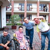  Grzegorz Pochel, Stefania Maniura, Marek Grzyśka i Piotr Miguła przed domen Cichych Pracowników Krzyża w Głogowie