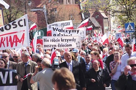 Uczestnicy protestowali również przeciwko próbom wprowadzenia do programów szkolnych fałszywej wizji ludzkiej seksualności