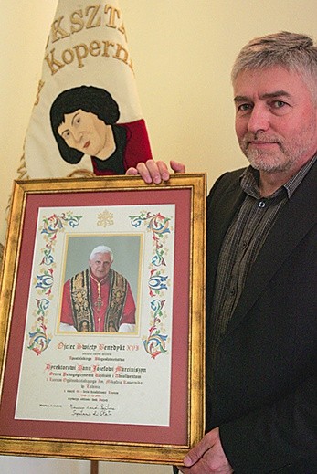 Józef Marciniszyn z dumą pokazuje błogosławieństwo przesłane całej szkole przez Benedykta XVI