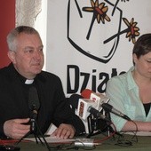 O Programie „Działaj Lokalnie” i o tym, w jaki sposób należy składać wnioski o granty, mówili podczas konferencji prasowej Kamila Kapciak i ks. Andrzej Tuszyński 