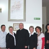 Zarząd hospicjum (od lewej): Marcin Wiśniewski, dr Ewa Lenkiewicz, ks. Henryk Chibowski, Ula Szymczak, Wiola Biała, Justyna Repińska