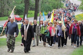 Przewodnikiem pielgrzymki jest ks. Wiesław Frelek