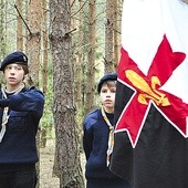 Skauci są spadkobiercami wielkiej tradycji, o której przypominają sztandar, mundur i harcerskie symbole