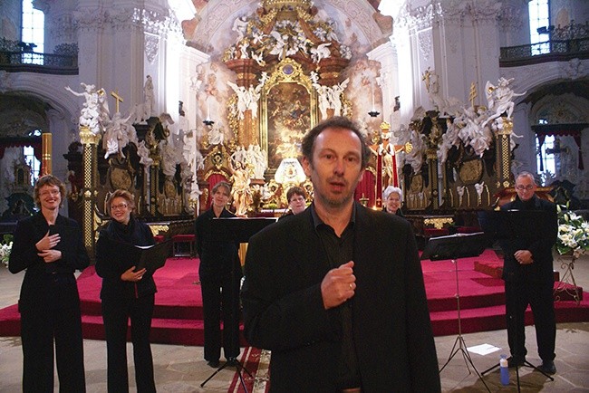  Kalwiński chór z Holandii w bazylice krzeszowskiej.  Na pierwszym planie pastor Piet van Veldhuizen