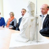  Jarosław Wójcik cieszy się, że rzeźba jego autorstwa stanie w centrum pierwszego miasta, któremu patronuje bł. Jan Paweł II