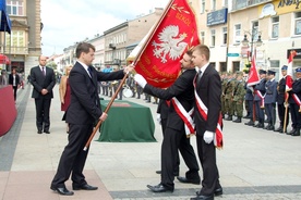 Nowy sztandar przekazał uczniom dyrektor Wojciech Bernat