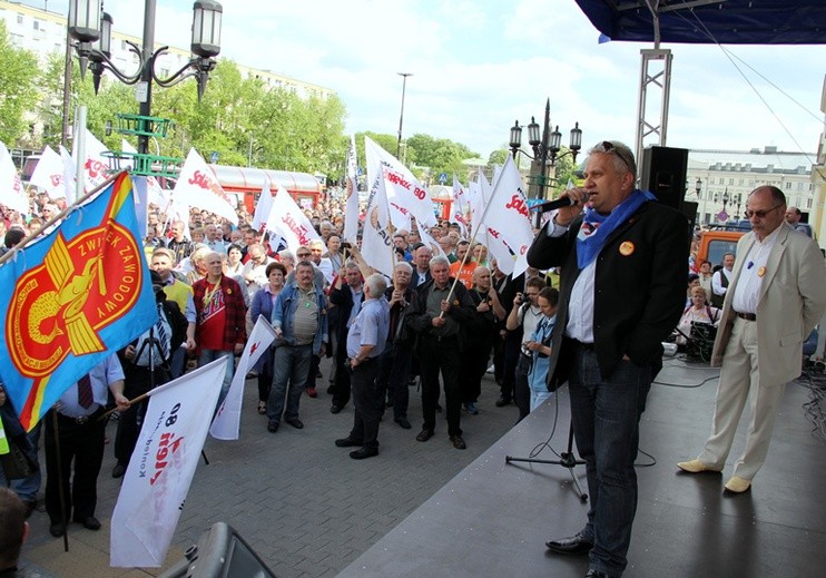 Przed ratuszem protestowały wszystkie centrale związkowe