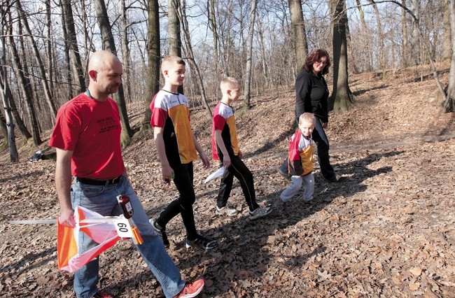 Bracia z rodzicami i najmłodszym Maksiem