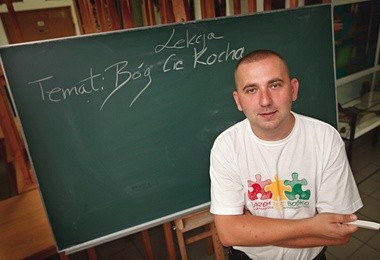 Ksiądz Przemysław „Kawa” Kawecki jest salezjaninem, duszpasterzem młodych, jednym z animatorów portalu bosko.pl, projektu Hip-Hop Dekalog, redaktorem naczelnym pisma „Drakka”, autorem wielu telewizyjnych programów. 