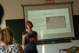 Barbara Bodziony prowadzi warsztaty o kaligrafii