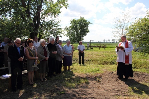 Poświęcenie krzyża w Strugienicach