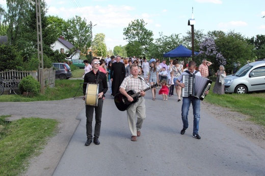 Poświęcenie krzyża w Strugienicach