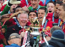 12 maja 2013 r. sir Alex Ferguson podnosi swoje 13. trofeum za mistrzostwo Anglii