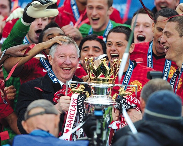 12 maja 2013 r. sir Alex Ferguson podnosi swoje 13. trofeum za mistrzostwo Anglii