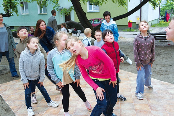 Podczas zajęć tanecznych dzieci uczyły się podstaw breakdance