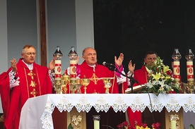 – Patrząc na historię pomyślmy o odpowiedzialności, którą dźwigali na sobie nasi przodkowie, dzięki czemu my dziś możemy obchodzić ten jubileusz – mówił w czasie homilii kard. Kazimierz Nycz