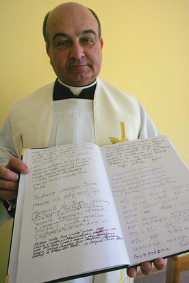 – Ks. Czesław Paruch z księgą pełną wpisów świadczących o wysłuchanych prośbach  przez Matkę Bożą Fatimską
