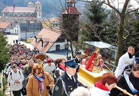 Wyjście z bardzką Madonną na dróżki różańcowe za każdym razem jest  dla wiernych dużym przeżyciem