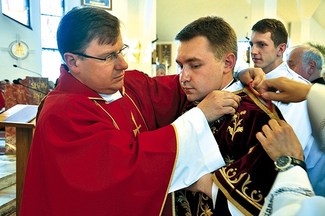  Diakoni będą nosić  stuły przewieszone przez ramię  oraz dalmatyki